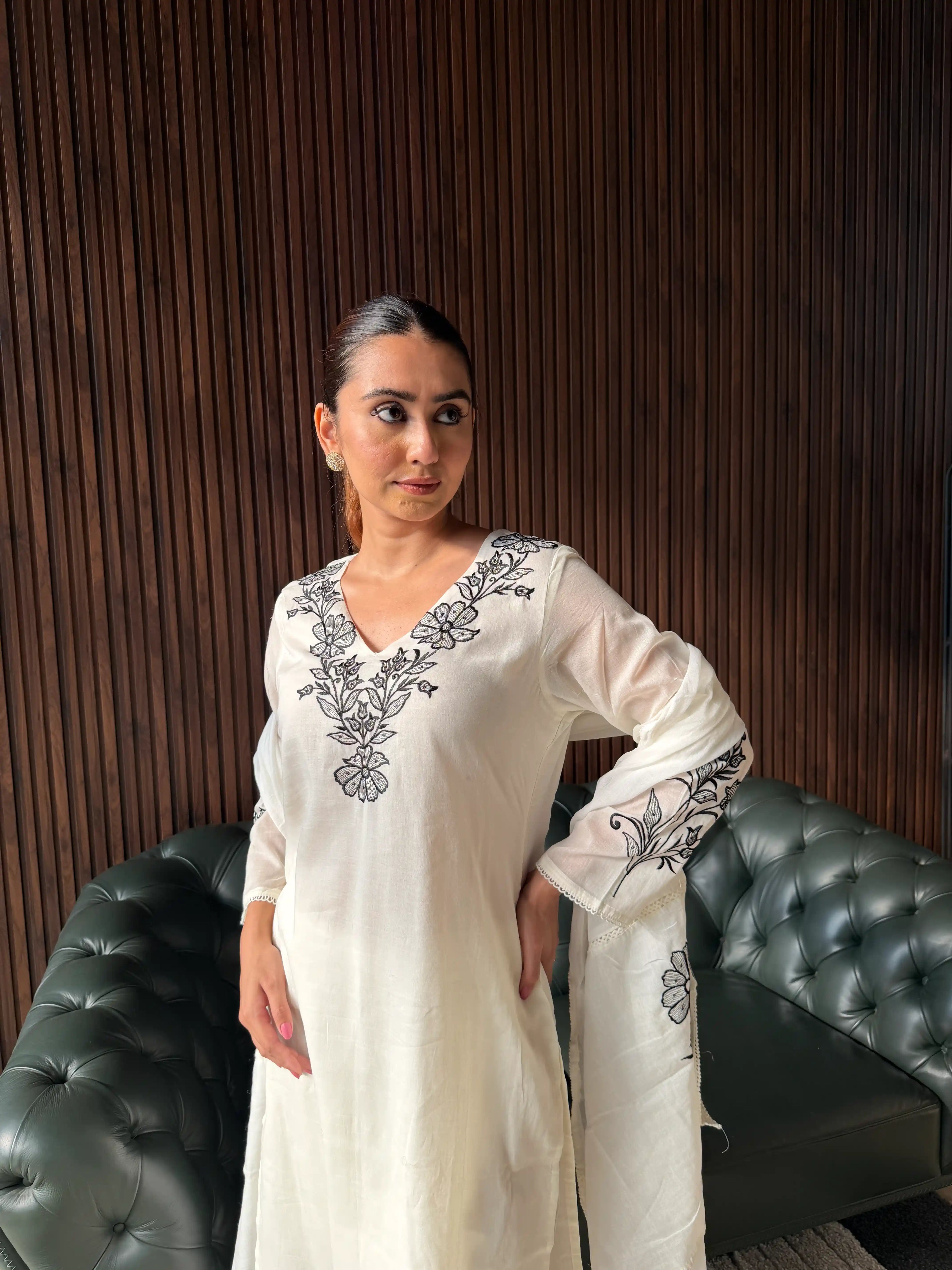 IVORY EMBROIDERED KURTA PANT SET