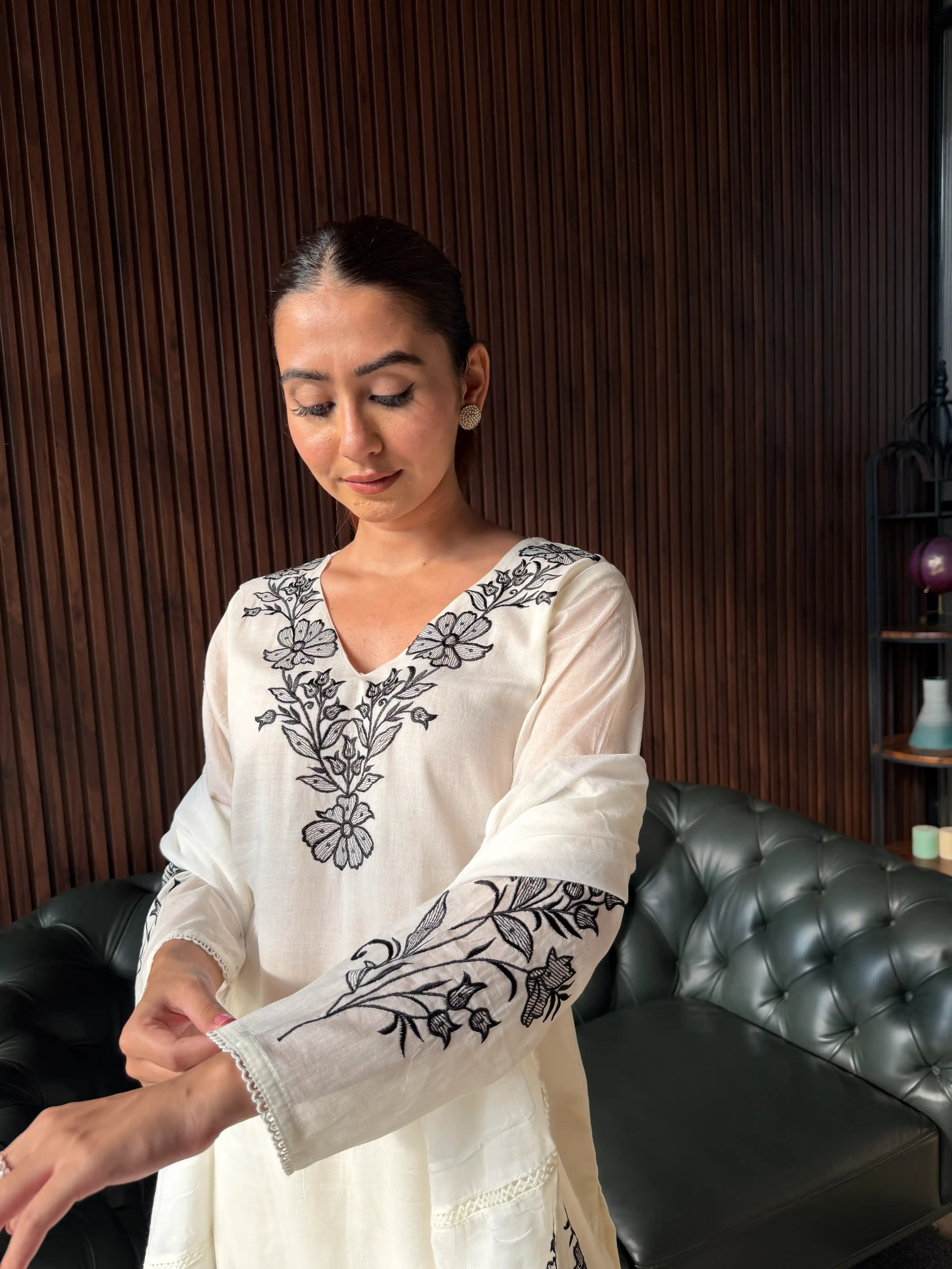IVORY EMBROIDERED KURTA PANT SET