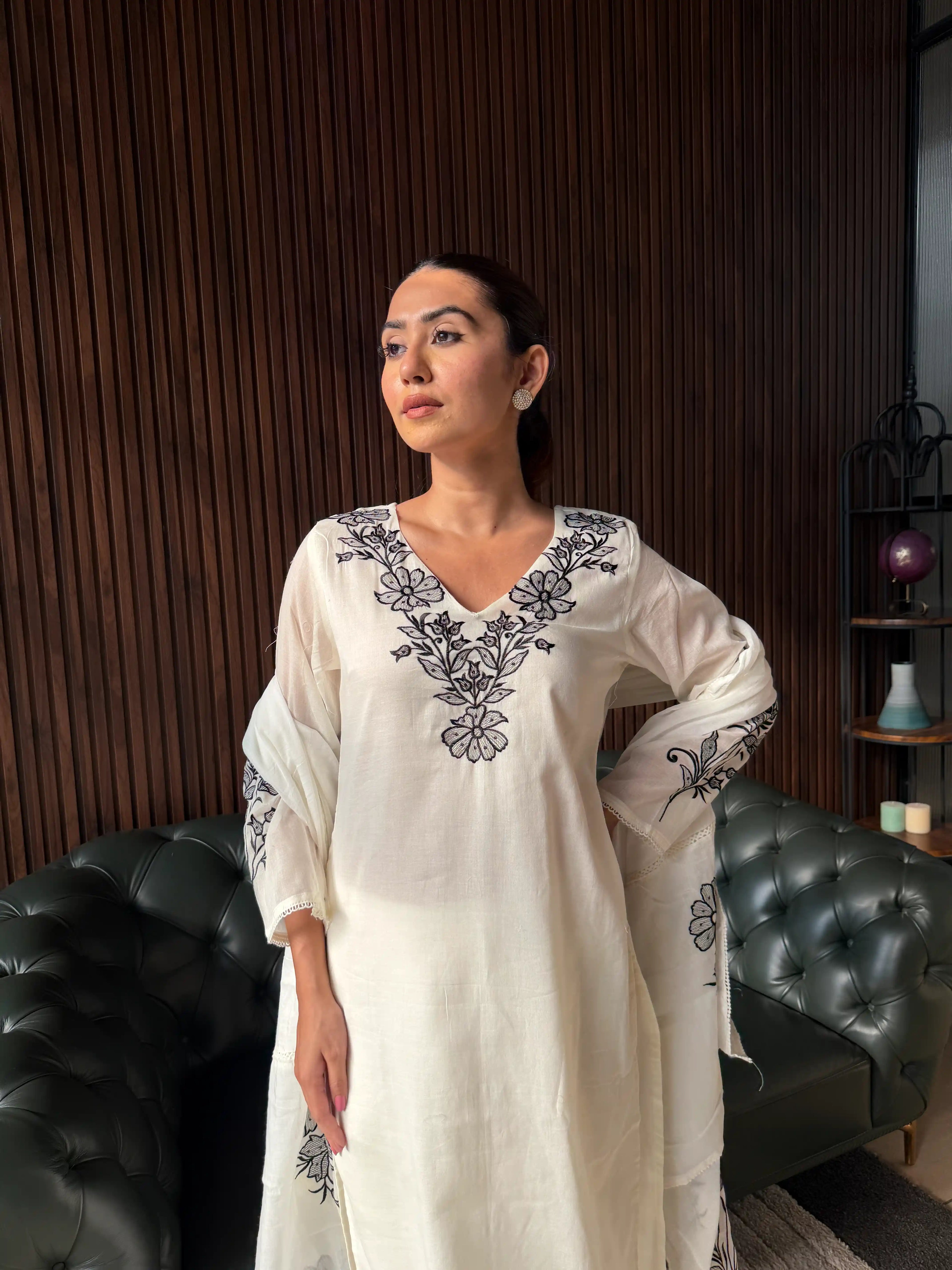 IVORY EMBROIDERED KURTA PANT SET