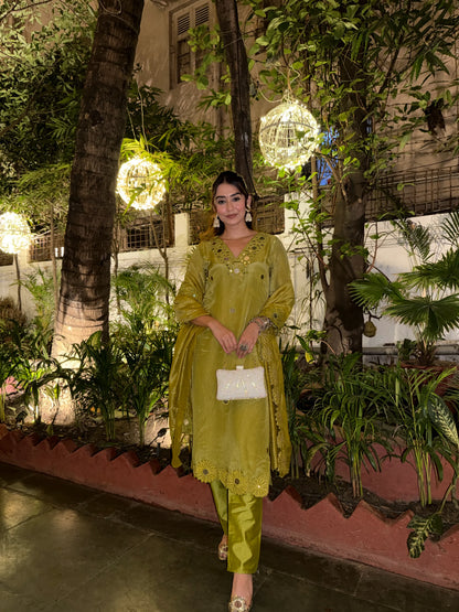 GREEN EMBROIDERED KURTA SET WITH DUPATTA